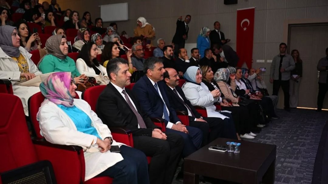 Vali Çiftçi 60+ Tazelenme Üniversitesi’nde yıl sonu programına katıldı