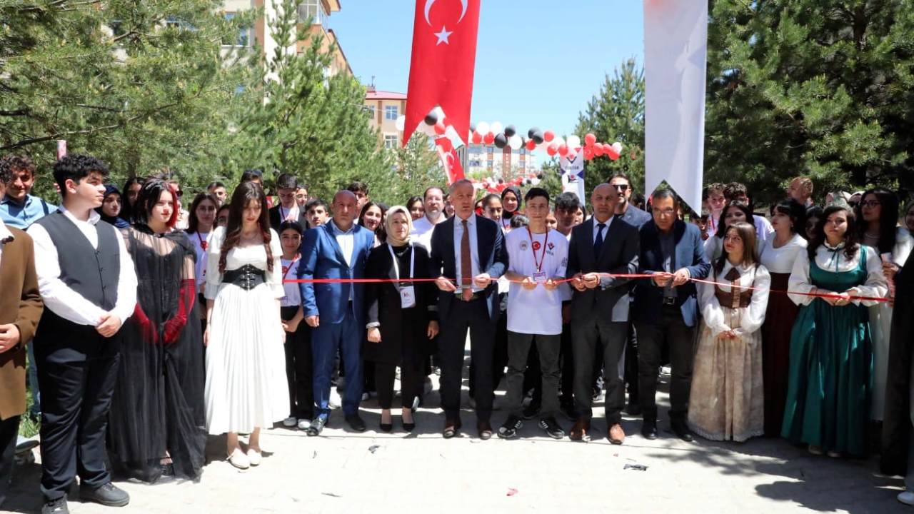 Ağrı’da TÜBİTAK 4006 Bilim Fuarı Açıldı