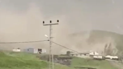 Şiddetli rüzgar çatıları uçurdu: Korku dolu anlar kamerada