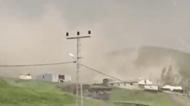 Şiddetli rüzgar çatıları uçurdu: Korku dolu anlar kamerada