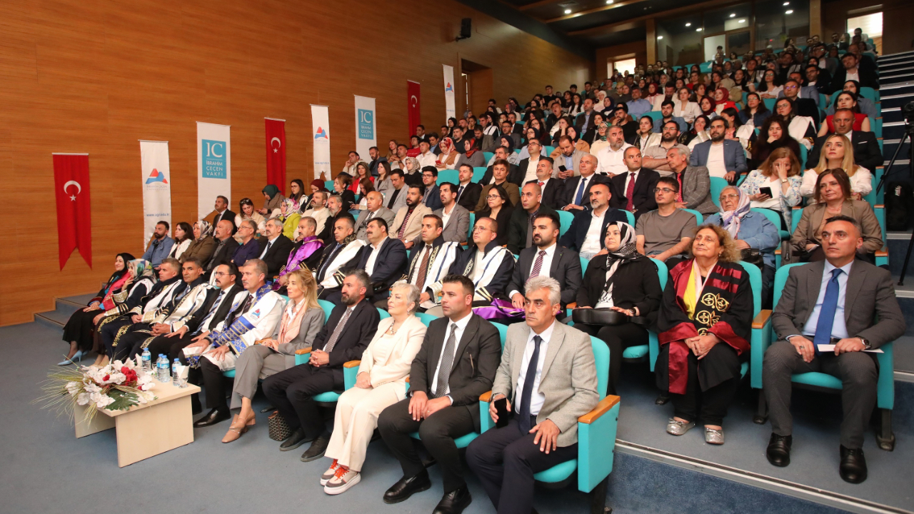 AİÇÜ’de Akademik Başarılar Törenle Taçlandırıldı