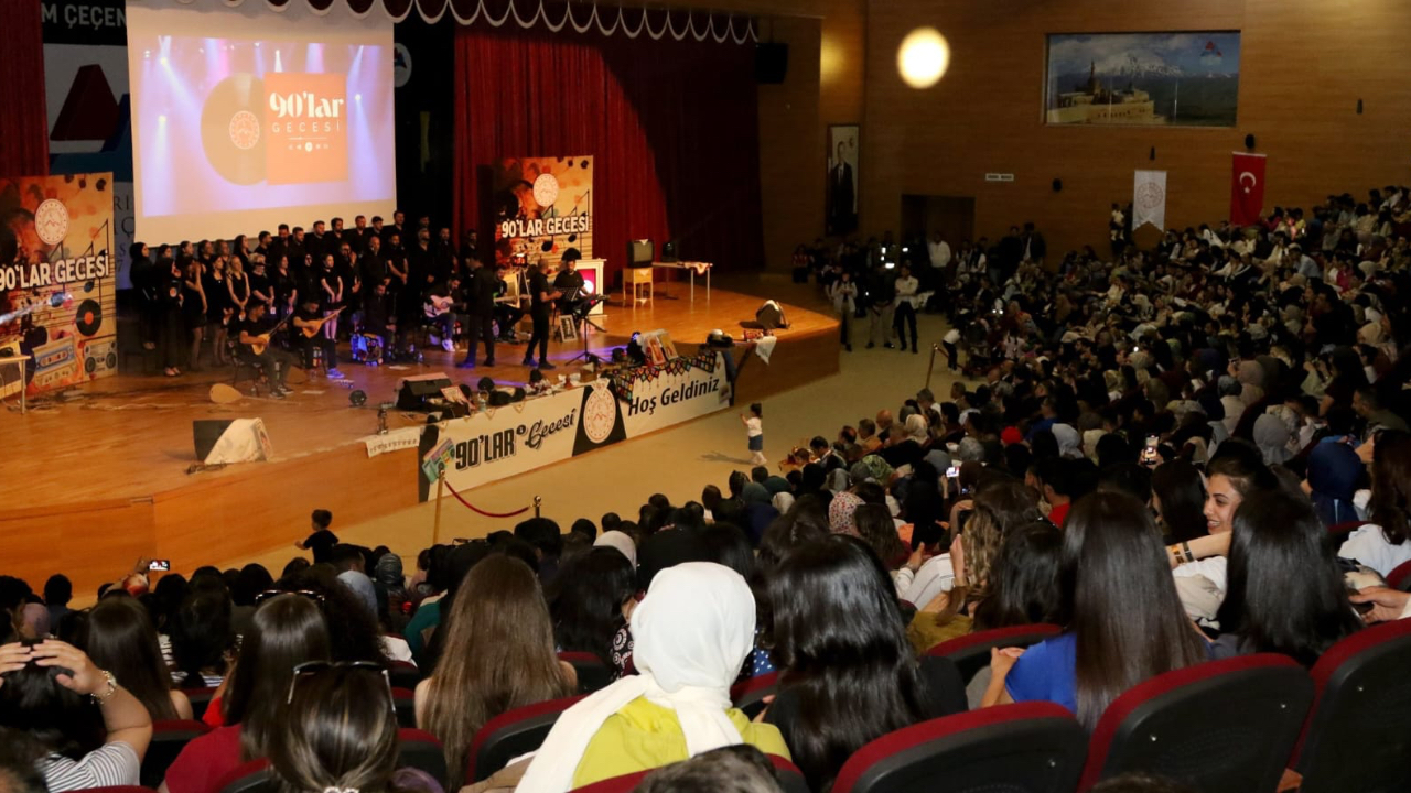 Ağrı’da “90’lar Gecesi” ile Nostalji Dolu Anlar Yaşandı