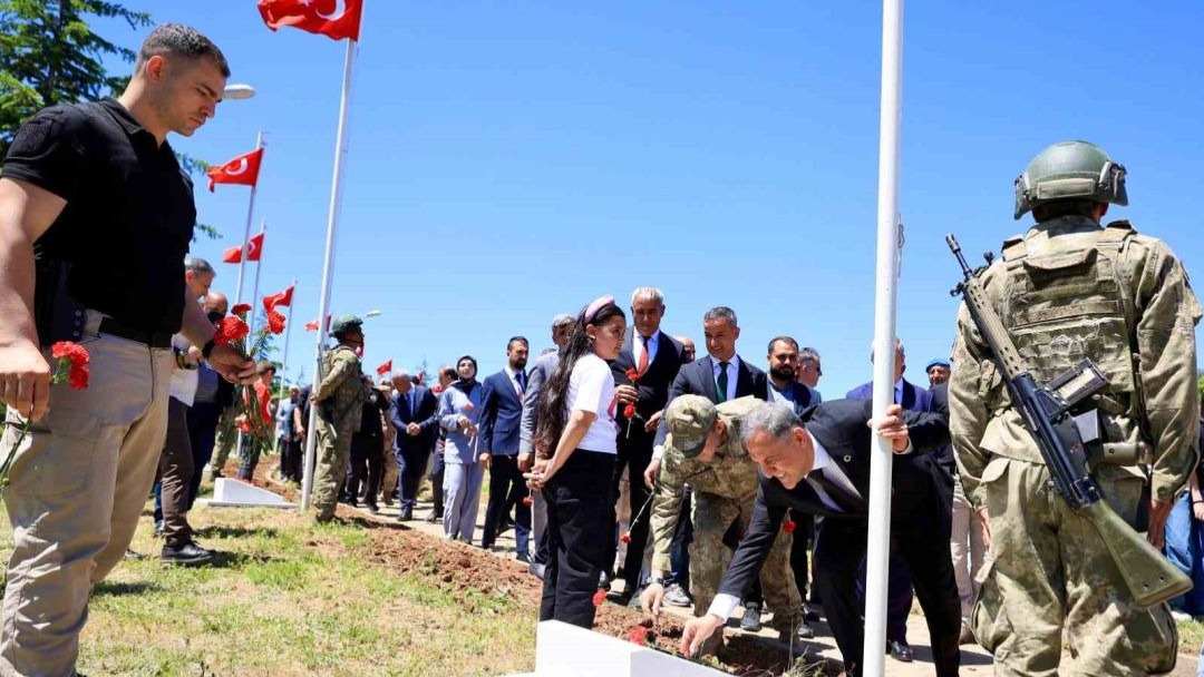 Bingöl’de PKK’lı teröristler tarafından şehit edilen 33 er anıldı