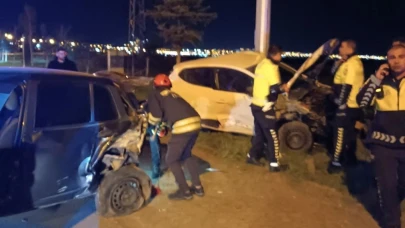 İki aracın karıştığı trafik kazasında:1'i ağır 3 yaralı