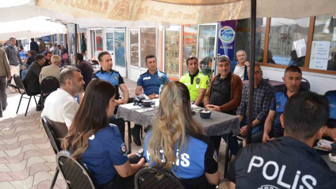 Polis caddelerde , kırathanelerde huzur bilgilendirmelerinde bulundu