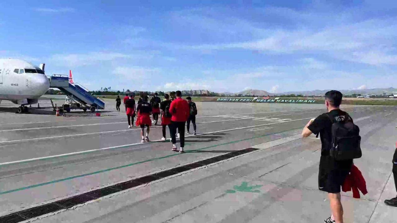 Vanspor kafilesi hava yoluyla Elazığ'a gitti.