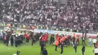 Elazığspor-Vanspor Play-Off Rövanş Maçı Öncesi Saha Karıştı: Vansporlu Oyuncular Sahaya Çıktı, Gerginlik Tırmandı!