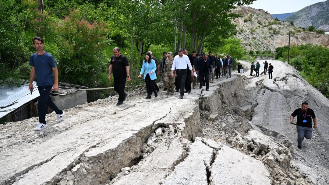 Erzurum Valisi  Mustafa Çiftçi,  Uzundere'de ki heyelan bölgesinde incelemelerde bulundu