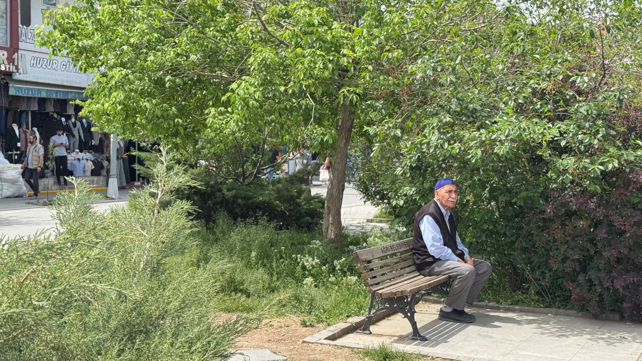 Ağrı’da Bahar Havası Vatandaşları Parklara Çekti