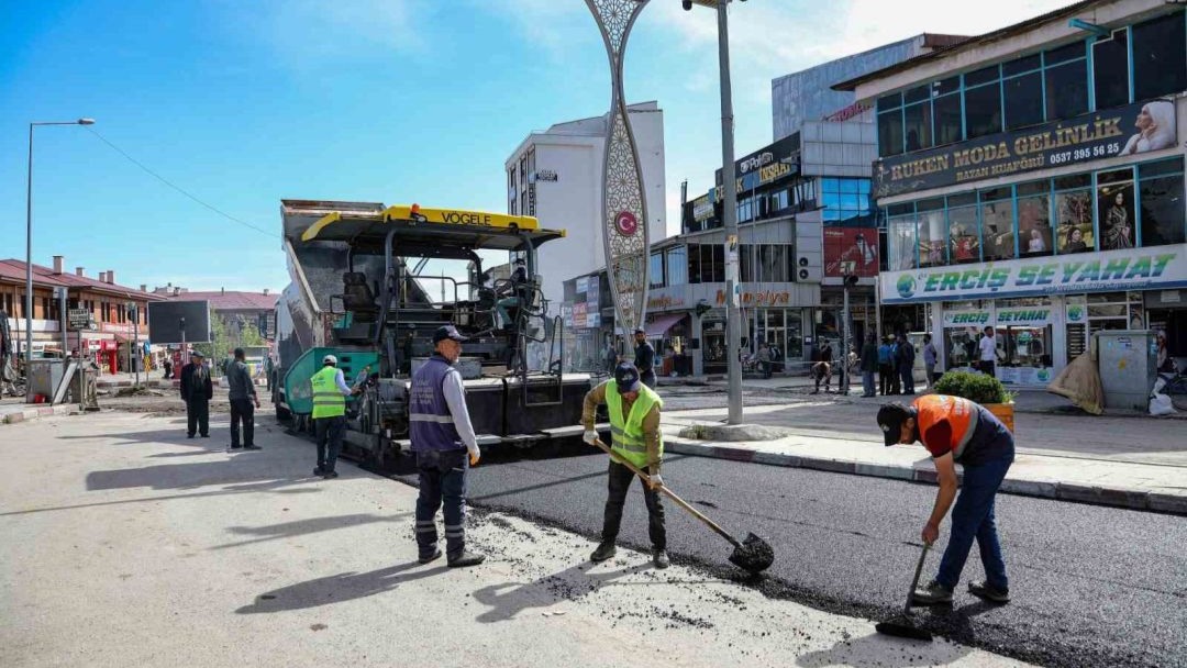 Erciş'te asfaltlama çalışmaları başladı