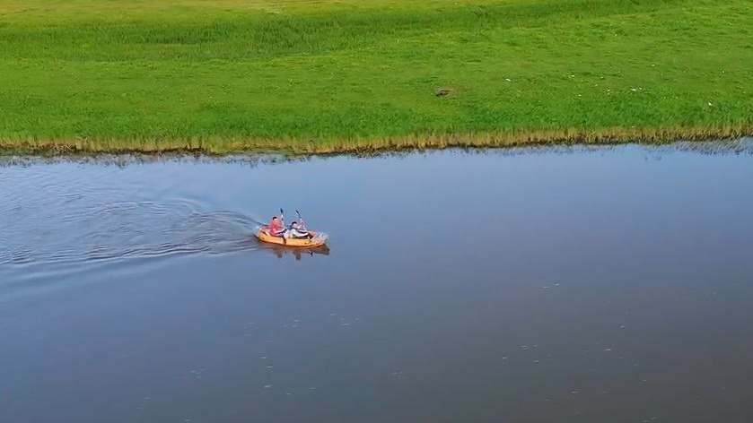 Soylu kardeşler Kura Nehri’nde kano heyecanı dron ile görüntülendi