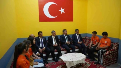 Erzincan'da öğrenciler bilek güreşi tutu