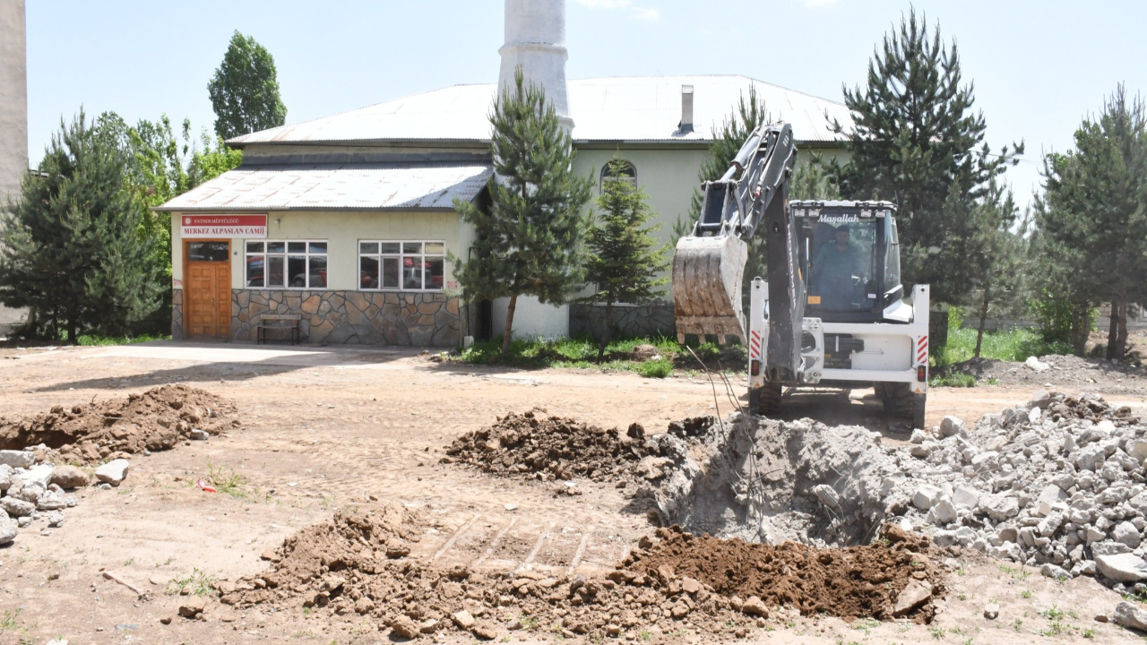 Alparslan Camii Çevresinde Çevre Düzenleme Çalışmaları Devam Ediyor