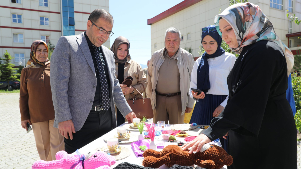 Ağrı Kız Yurdu’nda Yıl Sonu Sergisi Açıldı