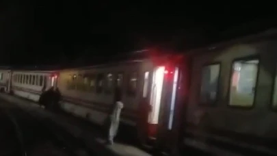 Demir yolunda meydana gelen heyelan sebebiyle Doğu Ekspresi İliç Tren Garında bekletiliyor