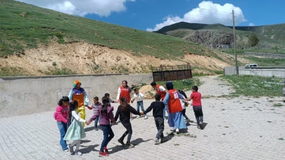 Türk Kızılay Ağrı Şubesi’nden Miniklere Bayram Sevinci