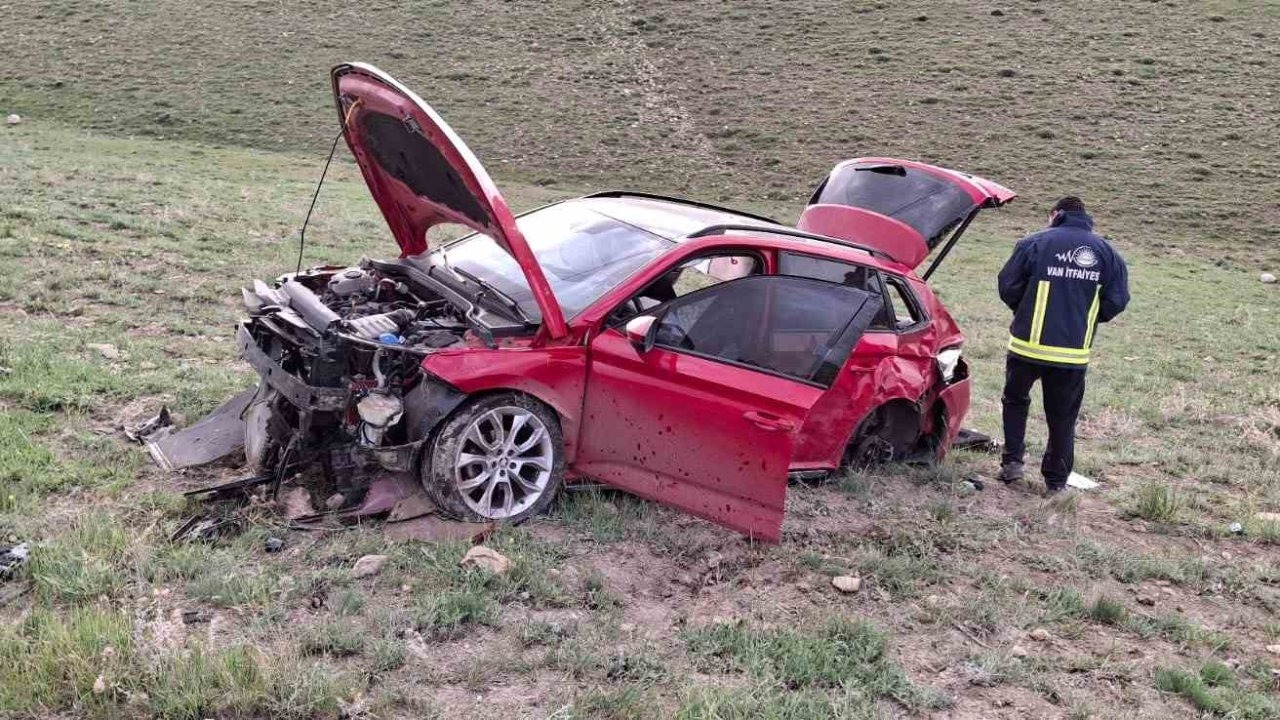 Gürpınar’da 50 metrelik uçuruma yuvarlanan otomobilin sürücüsü yaralandı