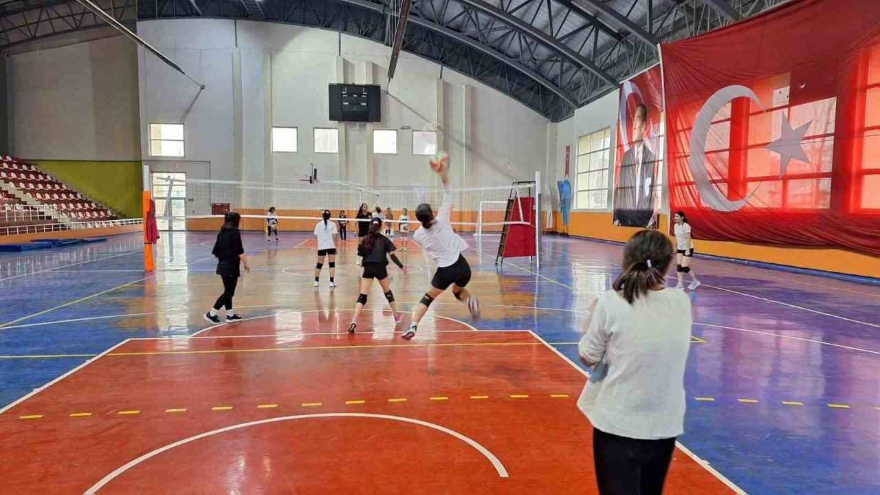 Bulanık’ta voleybol antrenmanları yoğun katılımla devam ediyor