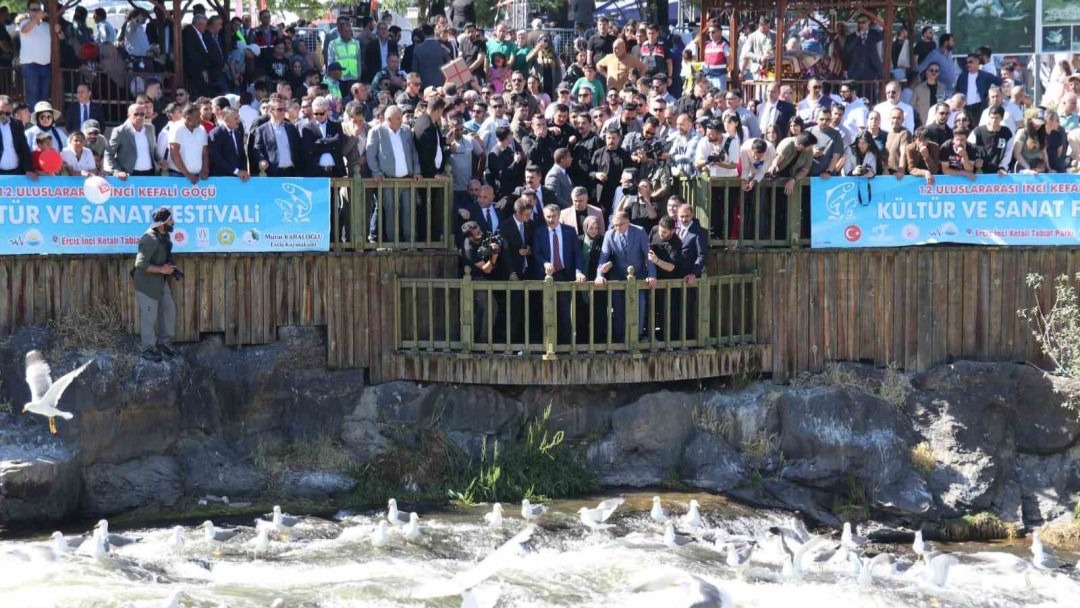 Milli Eğitim Bakanı Tekin, Erciş'ilçesinde inci kefali göçünü izledi