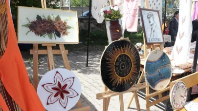 Ağrı'da atık malzemeler kadın eli ile  sanata dönüştü
