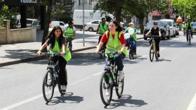 Bisikletli bireyler, tarfikye bisikletli farkındalığı için pedal çevirdi