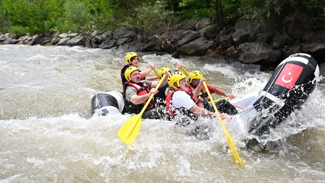 Vali Çiftçi Tortum Çayı'nda rafting yaptı