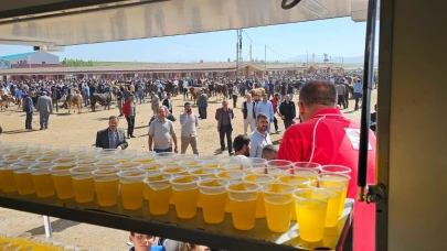 Kızılay Ağrı Şubesi’nden Hayvan Pazarında İkramlı Ziyaret