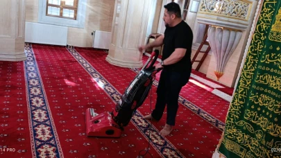 Ağrılı Hafız Cesim Hoca, Camide Örnek Hizmetleriyle Takdir Topluyor