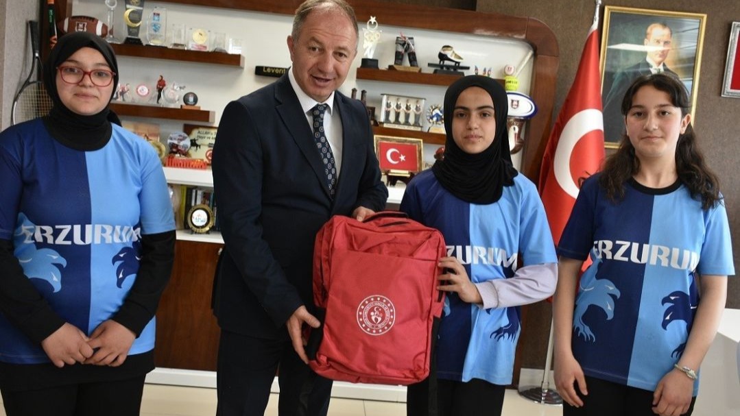 Çakmur kutladı hediye verdi