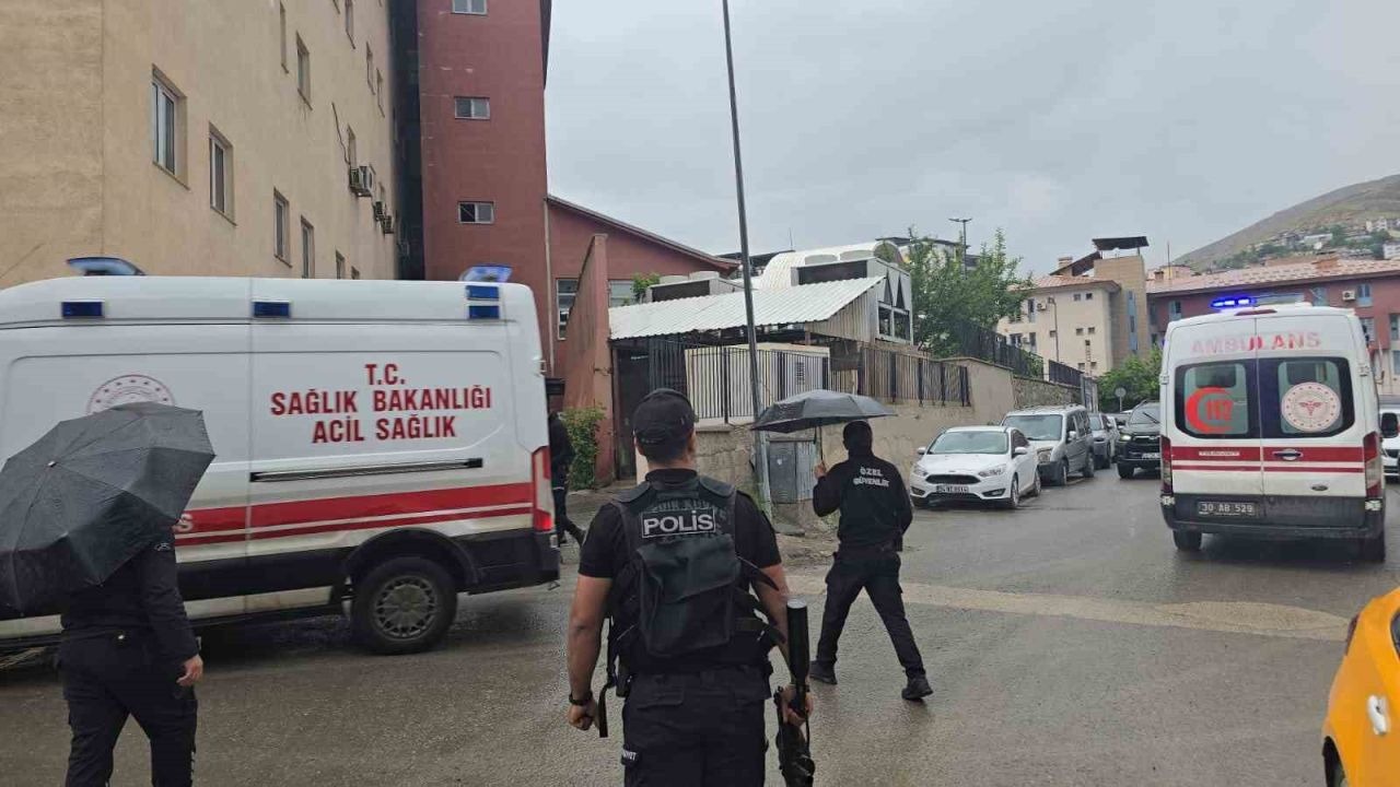Midibüs kayganlaşan yolda devrildi, 6 asker yaralandı
