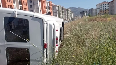 Minibüs karşıdan gelen araca çarpmamak için mevra yaptı: 4 kişi yaralandı