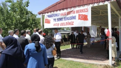 Kadın kursiyerlerin el emeği göz nuru ürünleri sergilendi