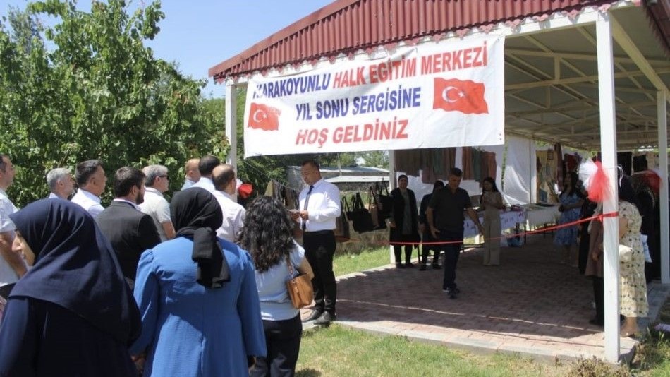 Kadın kursiyerlerin el emeği göz nuru ürünleri sergilendi