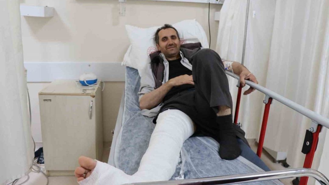 Üzerine kurbanlık devrilen vatandaşın ayağı kırıldı