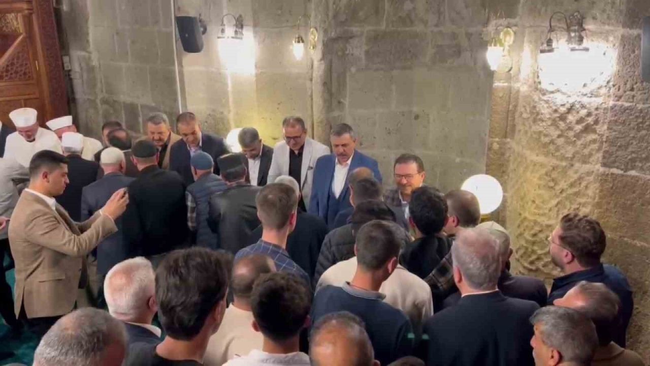 Protokol vatandaşlarla bayramlaştı