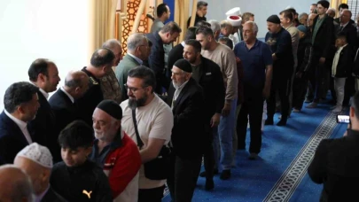 Erzincanlı vatandaşlar bayram namazı için camilere akın etti