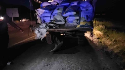 Kamyonet traktör römorkuna arkadan çarptı: 7 yaralı