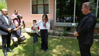 Vali Aydoğdu çocuklara bayram harçlığı verdi