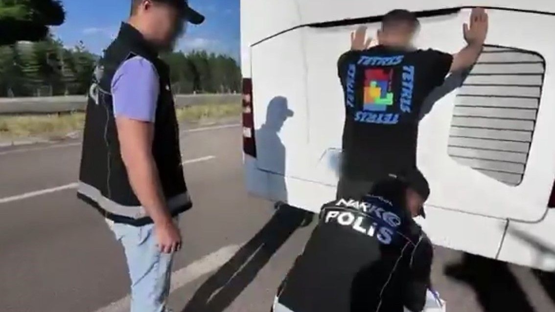 Polis uyuşturucu madde ile yakalanan şüpheliyi tutukladı