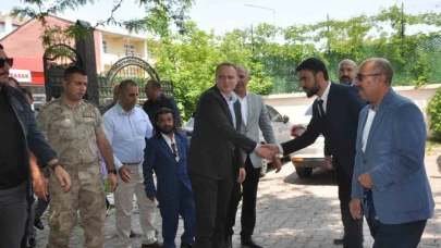 Muş'un Bulanık ilçesinde protokol halkla  bayramlaştı