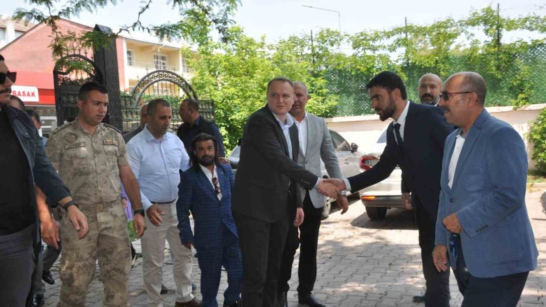 Muş'un Bulanık ilçesinde protokol halkla  bayramlaştı