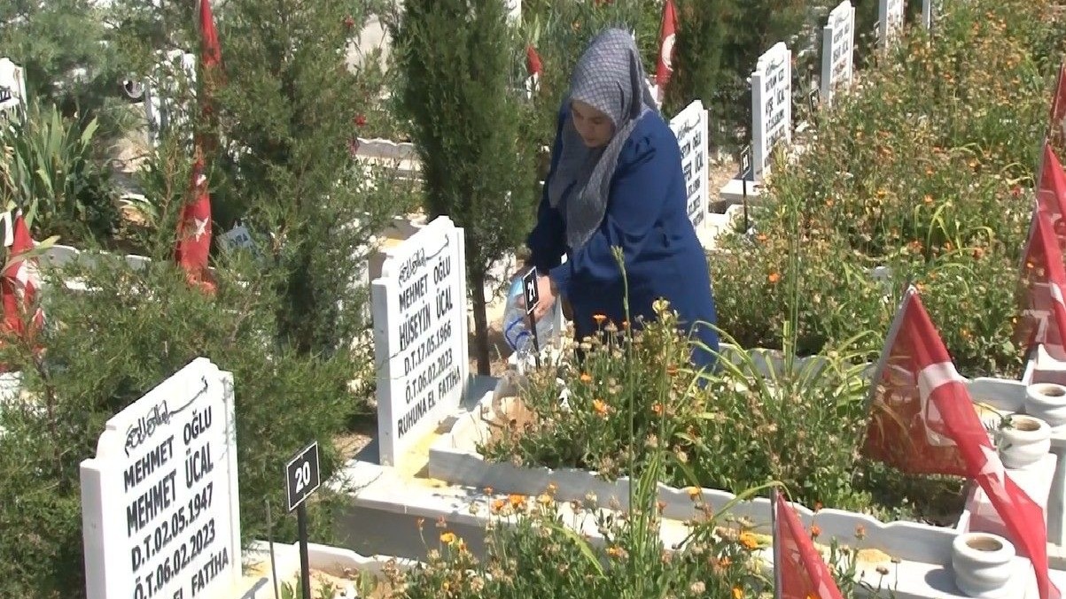 Deprem bölgesinde hüzünlü bayram