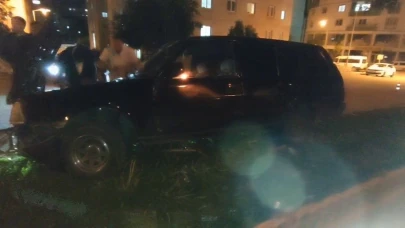 Erzurum'da kontrolden çıkan otomobil refüje çarparak dura bildi