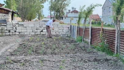 Ağrı’da Çiftçi Bostan İçin Kolları Sıvadı