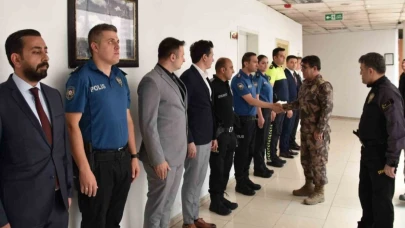 Müdür Yılmaz, Yüksekova’da polislerle bir araya gelerek bayramlarını kutladı