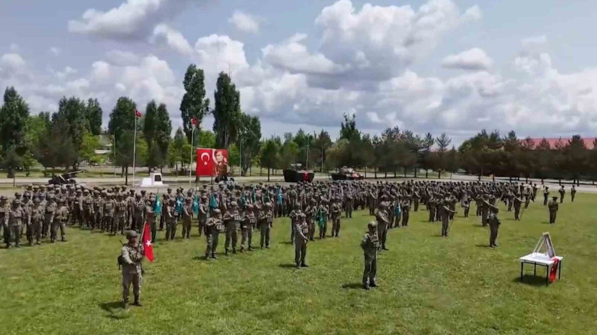 Kara Kuvvetleri Komutanı Orgeneral Bayraktaroğlu,  Ağrı'da Mehmetçik’in bayramını kutladı