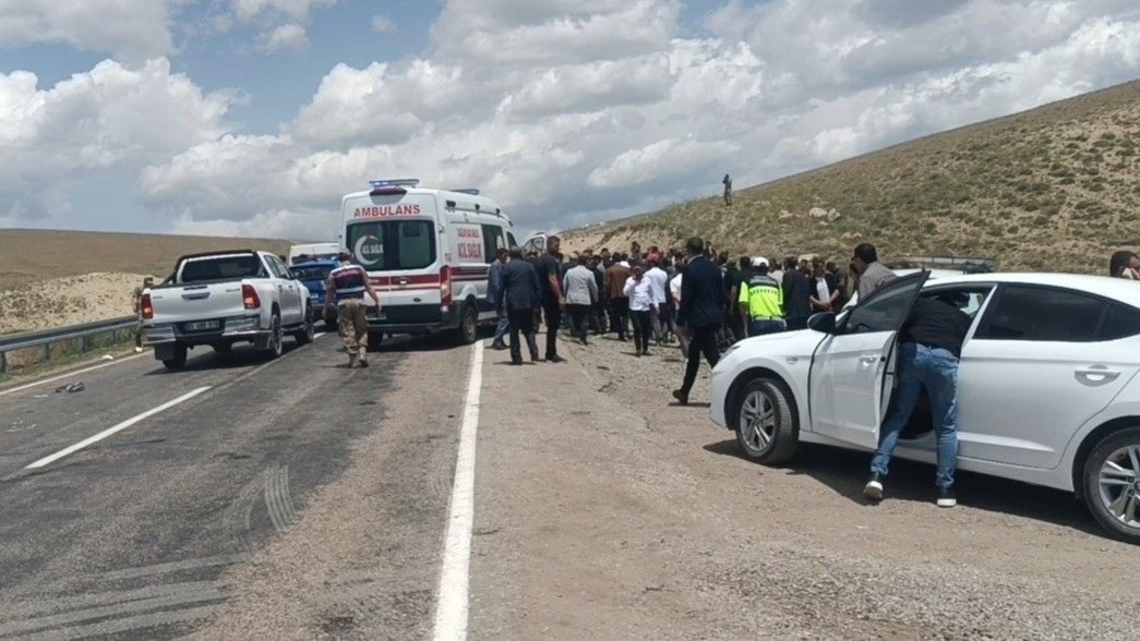 Motosiklet ile minibüs çarpıştı: 2 ölü