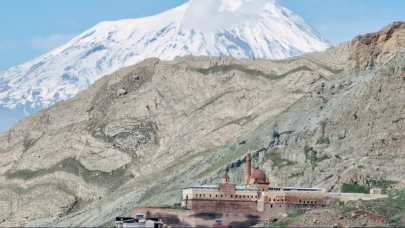 Ağrı Dağı ve İshak Paşa Sarayı Aynı Karede Buluştu