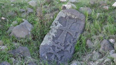 Haçlı mezar taşları dikkat çekiyor