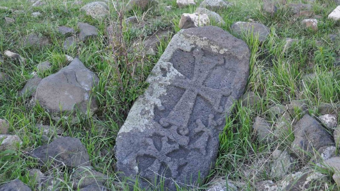 Haçlı mezar taşları dikkat çekiyor